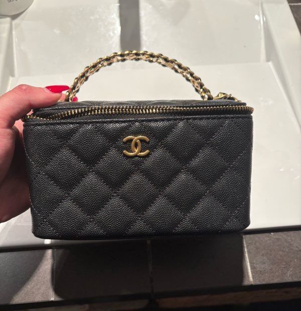 Annonce Vinted d'un vanity case Chanel matelassé vérifié authentique