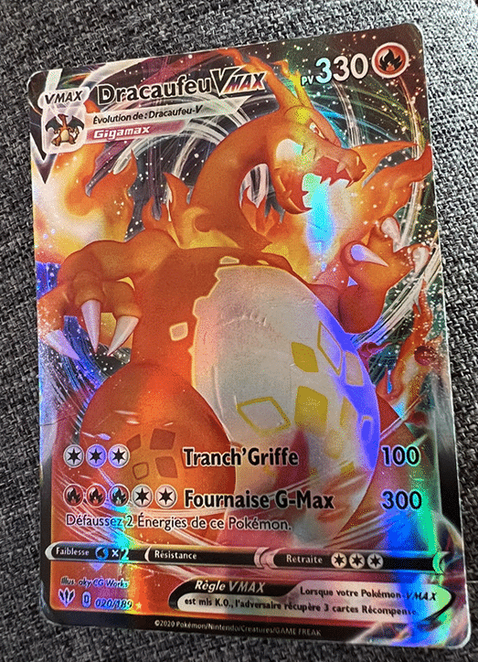 Fausse carte Pokémon Dracaufeu VMAX contrefaçon